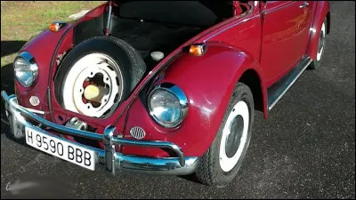 -"Ah, non, ma p'tite dame ! Plus d'place pour la 2e roue d'secours : on vous a mis ... (quoi donc ?) à la place !