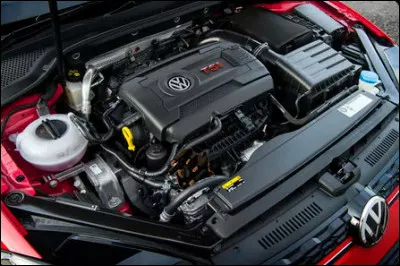 -"Vot' Golf GTI révisée à neuf est prête, ma p'tite Dame !"
-"Alors dites-moi ce que fait là une tête de delco de Super 5 ?"
-"Heu... Pardon : Où ça donc ?"