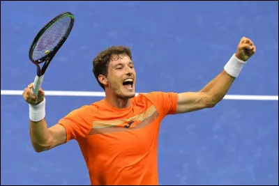 Ce joueur de tennis espagnol, demi-finaliste de l'US open 10e et joueur mondial en 2017, médaille de bronze aux Jeux olympiques de Tokyo en 2021, c'est ...