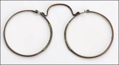 Quel est le nom de ce type de lunettes sans branches qui tiennent en se fixant au nez ?