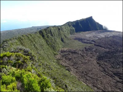 ''Nez Coupé'' est le nom donné à plusieurs sommets montagneux du massif du ''Piton de la Fournaise'', donc sur quelle île ?