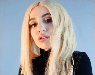 Une musique d'Ava Max ''Sweet But Psycho''.
''She'll make you curse, but she a ..'', quel mot complète la phrase ?