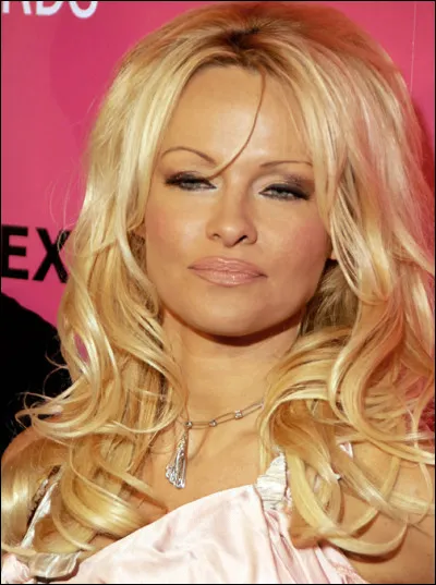 Pamela Anderson : mannequin et actrice emblématique de la série "Alerte à Malibu".