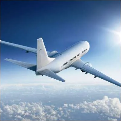 En a&eacute;ronautique, quel terme d&eacute;signe la distance verticale entre un avion et le niveau de la mer ?