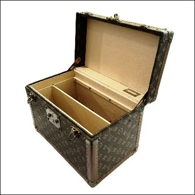 Quel anglicisme d&eacute;signe un petit sac destin&eacute; &agrave; transporter des produits de beaut&eacute; ?