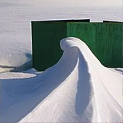 Comment appelle-t-on un amas de neige r&eacute;sultant du vent ?