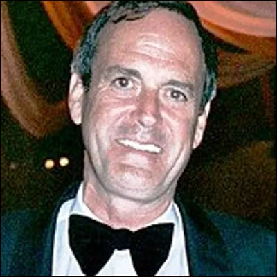 Dans quel film John Cleese fait-il un striptease en d&eacute;clamant du simili russe ?