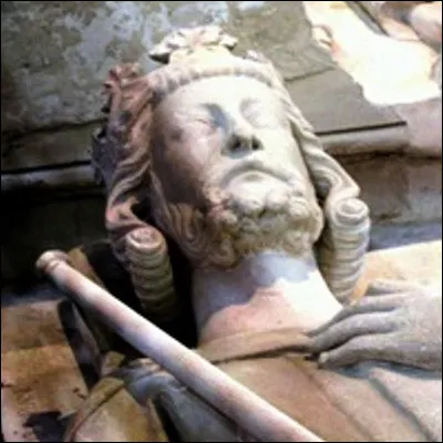 Quelle &eacute;glise gothique abrite les s&eacute;pultures de nombreux rois de France, dont Hugues Capet et Philippe Auguste ?