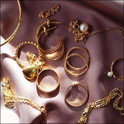 Quel bijou a pour anc&ecirc;tre la fibule antique ?