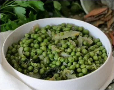 Comment qualifie-t-on les petits pois cuits à l'étuvée avec une faible quantité d'eau et à couvert ?