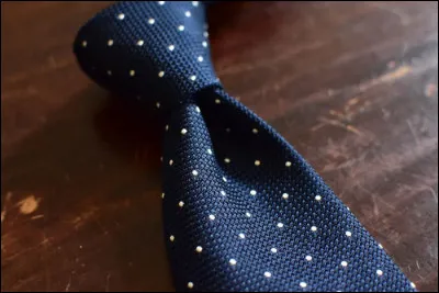 Quel chanteur était célèbre pour ses cravates à pois ?