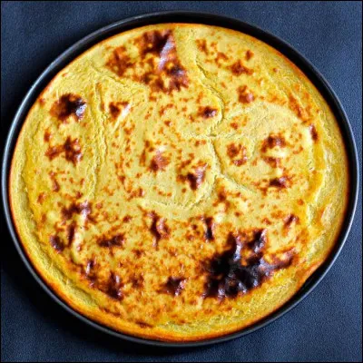 Quel est le nom de cette grande galette à base de farine de pois chiches, cuite à l'huile d'olive ?