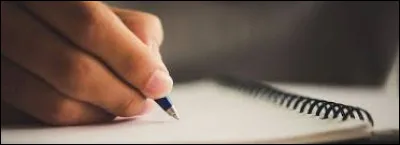 C'est l'heure du cours d'histoire ! Il te faut quelque chose pour noter la leçon du jour ! Quel objet te semble le plus approprié ?