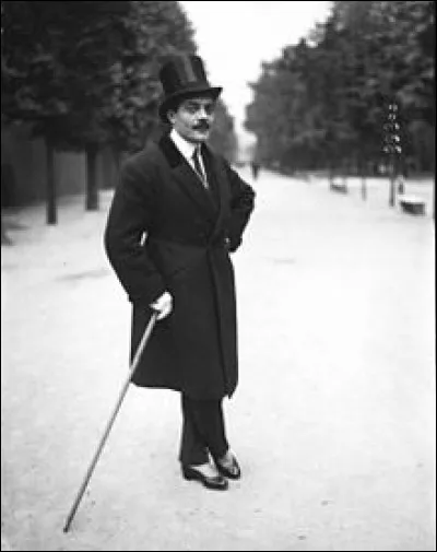 Comment s'appelle l'une des plus grandes vedettes comiques au temps du cinéma muet, qui a influencé Charles Chaplin et joue dans le film "L'Étroit mousquetaire" en 1922 ?