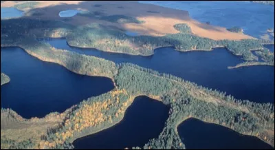 Quel pays est surnommé ''Le pays des mille lacs'' ?