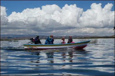 Quels pays le lac Titicaca, le plus haut lac du monde navigable, sépare-t-il ?