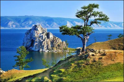 Quel est le nom du lac qui constitue la plus grande réserve d'eau douce liquide à la surface de la Terre ?