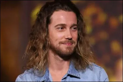 Qui est ce chanteur, interprète du titre ''Le Lac'' ?