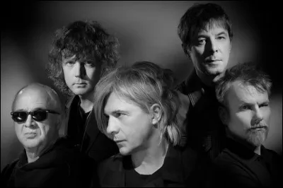 ''Le Lac'' est une chanson du groupe de rock français Indochine. Quel est le nom du leader de ce groupe ?