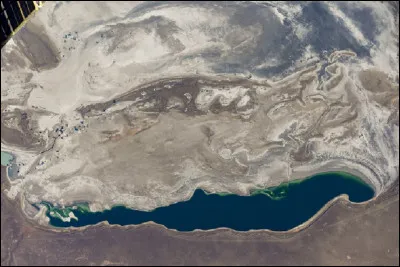 Quel lac salé a presque disparu en 50 ans ?