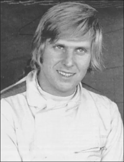 Johnny Servoz-Gavin, pilote automobile, a disputé ses courses en formule 1 et 2, ses courses d'endurance avec un constructeur :