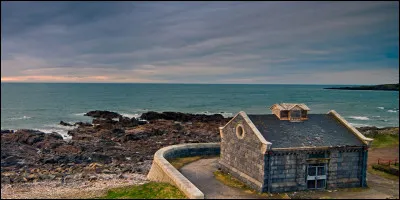 Partons maintenant en Ecosse : vous êtes sur la plage d'Aberdeen, face à la mer du nord et vous pourrez voir ..., si le temps le permet bien-sûr !