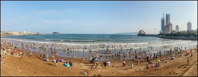 Quittons l'Europe pour la Chine : de la plage de Qingdao, vous pourrez assister ... sur la mer Jaune.