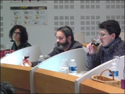 Comment s'appelle l'action d'aspirer de l'air en dégustant un vin ?