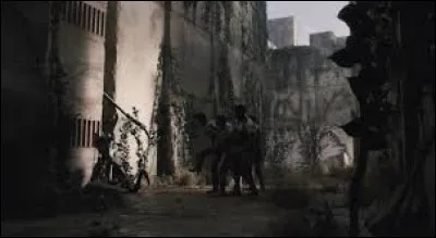 Qui sont piégés dans le labyrinthe alors que les portes se referment ?