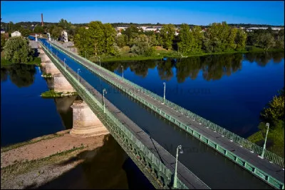 Quel est le nom de ce pont-canal, portant le canal latéral à la Loire au-dessus de la Loire ?