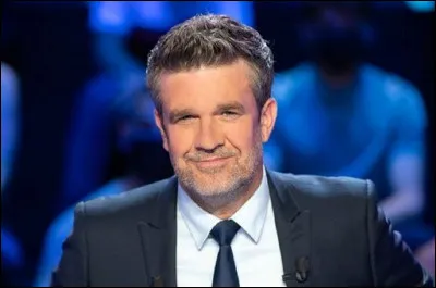 Qui est ce journaliste sportif qui présente l'émission ''Canal Football Club'' ?