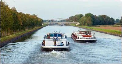 Comment appelle-ton les personnes dont le métier est de conduire un bateau sur les rivières et les canaux ?