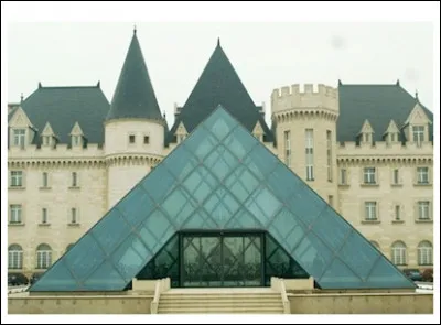 Là, il y en a forcément un des deux qui est factice... Oui, mais lequel ?