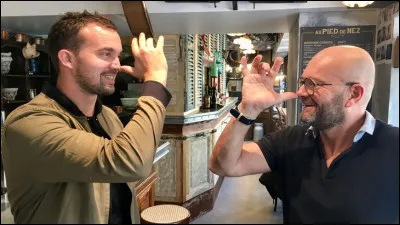 Que faites-vous si vous mettez le pouce sur le nez tout en agitant les doigts ?