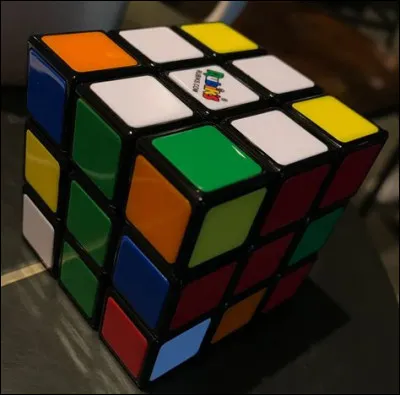 - Alors, combien de face y a-t-il sur un Rubik's cube 3x3x3 ?
- Hum, il y en a...