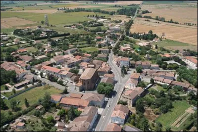 Les deux amies arrivèrent au rendez-vous avec Ferlie. 
« - Bonjour Marina ! Tu vas bien ? Bon anniversaire ! Et coucou TB, ça va ?
- Salut Ferlie, on va bien ! dirent-ils chur.
- Merci Ferlie, c'est gentil de me le souhaiter. annonça Marina.
- Je t'en prie. D'ailleurs, j'ai un cadeau pour toi mais, il te faudra d'abord deviner où la photo que je vais te montrer (image) a été prise ! 
Ferlie lui montre une image.
- Je sais où elle a été prise, c'est à...
