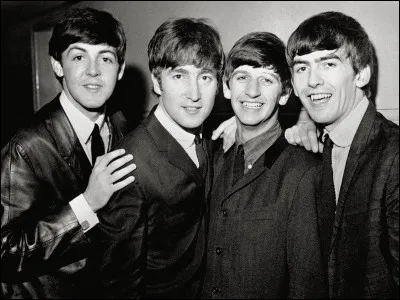 Dans le groupe des Beatles, qui est le membre à l'extrême gauche de cette image ?