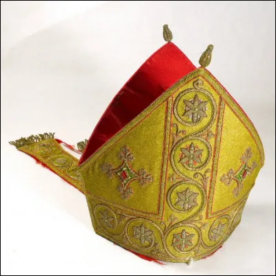 Comment appelle-t-on le chapeau d'un évêque ?