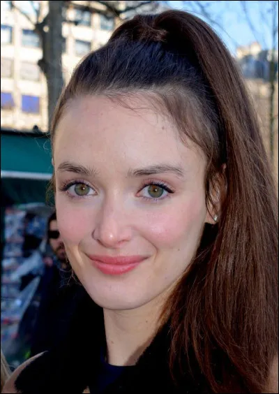 Charlotte Le Bon : actrice révélée en tant que "miss météo" de Canal+ puis vue dans "Astérix et Obélix : Au service de sa majesté".