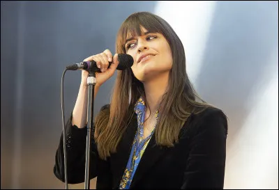 Clara Luciani : chanteuse interprète de "La Grenade", "Le Reste" et "Respire encore".
