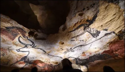Dans la grotte de Lascaux, on peut trouver des sculptures et des gravures sur les parois.