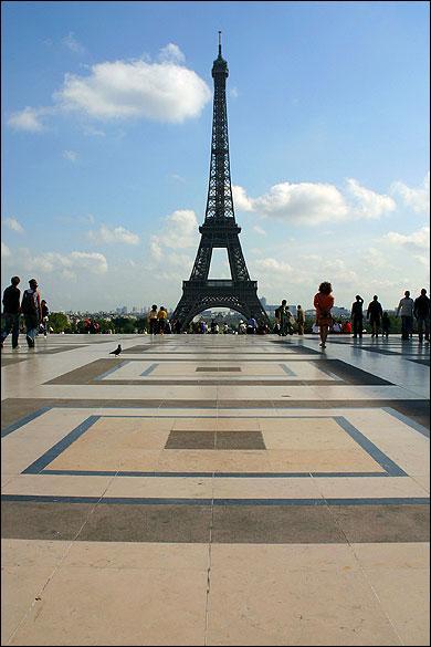 Quel est le nom de cette place sur laquelle on peut admirer la Tour Eiffel ?
