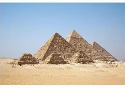 Quel est le nom de ces pyramides visibles en Egypte ?