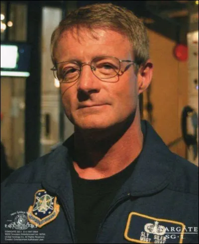 Siler travaille dans la salle de contrôle de la porte des étoiles.