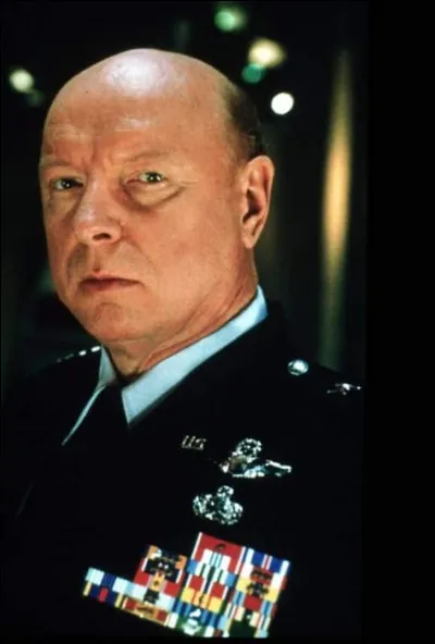 On voit le général Hammond diriger le Promethée.