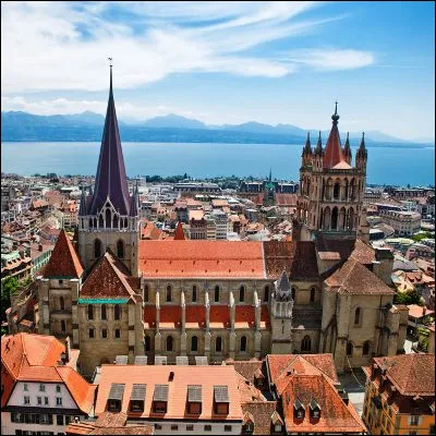 Quel plat de la gastronomie suisse a &eacute;t&eacute; mis au point par un restaurateur de Lausanne en 1948 en s�inspirant d�amis boh&eacute;miens ?