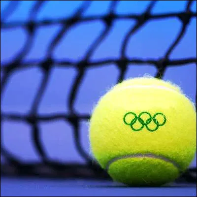 Dans diff&eacute;rents sports, quel terme d&eacute;signe un coup offensif tendu et descendant ?