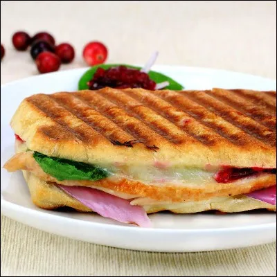 Quel sandwich doit sa forme aplatie et stri&eacute;e caract&eacute;ristique au fait d�avoir &eacute;t&eacute; grill&eacute; entre les plaques d�une presse &agrave; sandwich ?