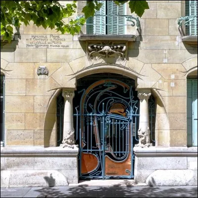 Quel architecte, c&eacute;l&egrave;bre pour ses entr&eacute;es de m&eacute;tro, a con&ccedil;u le Castel B&eacute;ranger, un immeuble art d&eacute;co situ&eacute; dans le XVIe arrondissement de Paris ?