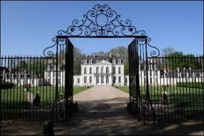 Nous repartons en Nouvelle-Aquitaine, région où se trouve ce château, situé aux Ormes. Commune traversée par la Vienne, dans l'arrondissement de Châtellerault, elle se situe dans le département ...